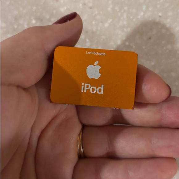 Orange apple iPod shuffle - Picture 4 of 8